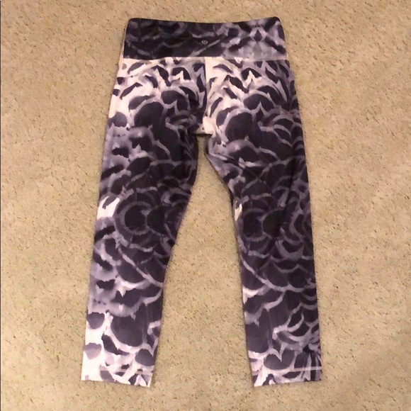 Lulu lemon cropped leggings size 6 - Picture 2 of 3